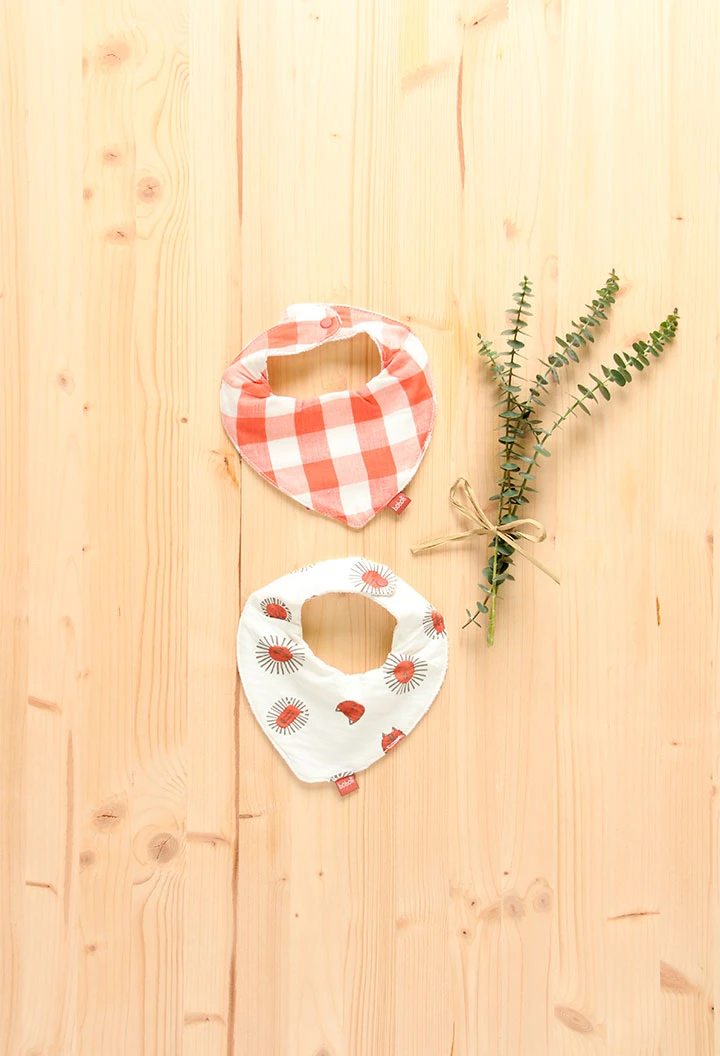 Pack de 2 bavoirs en maille pour bébé de couleur rouge avec un motif à carreaux.