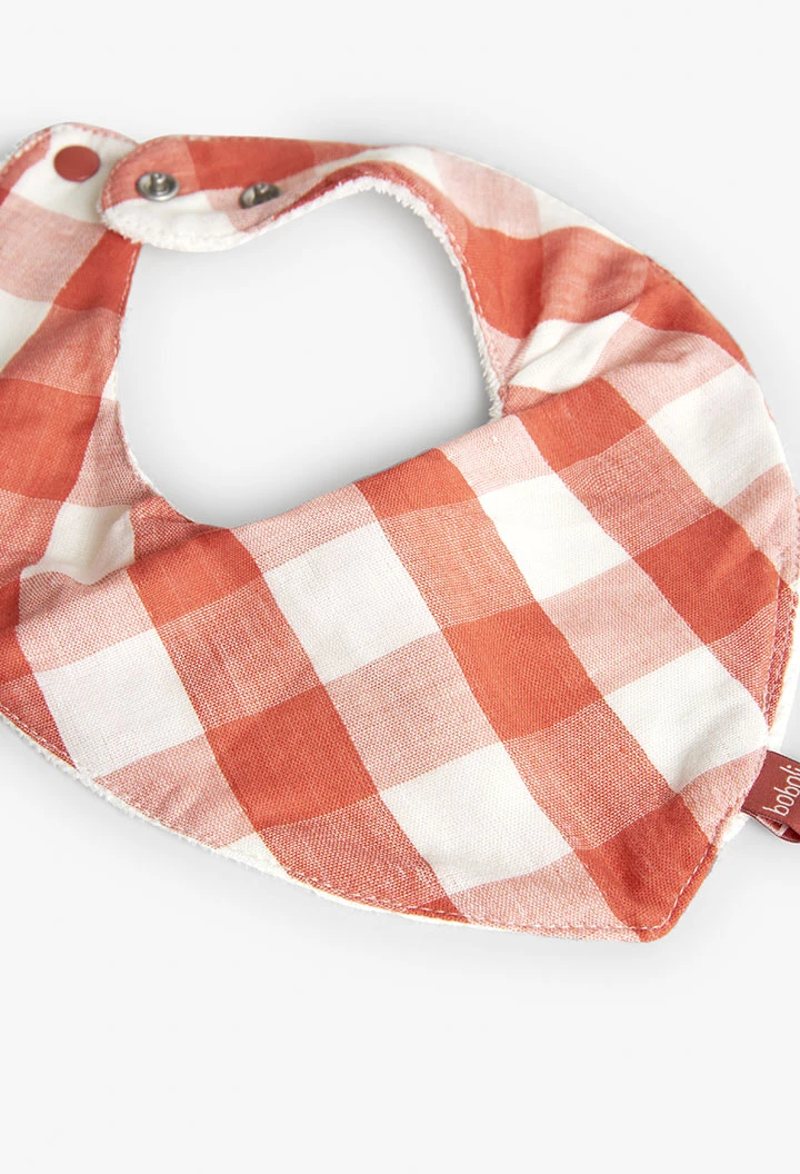 Pack de 2 bavoirs en maille pour bébé de couleur rouge avec un motif à carreaux.