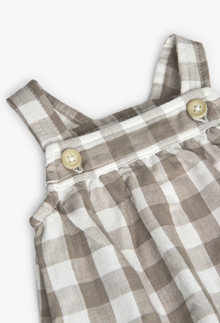 Tutina in maglia per bebé a quadri nei toni della terra.