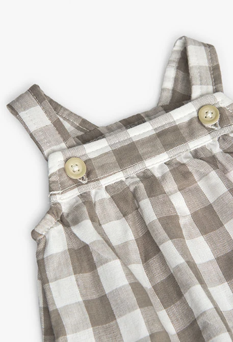 Babygrow de tricô para bebé, com padrão de quadros em tons terra.