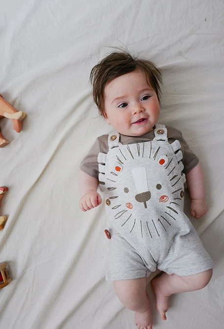 Set di maglietta a maglia per neonato in colore marrone.