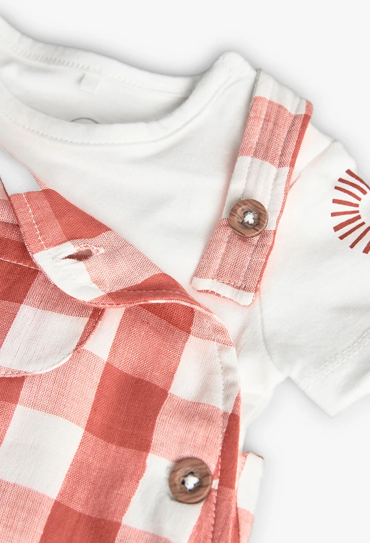 Conjunto combinado de malha para bebé menino em laranja e branco com design de xadrez.