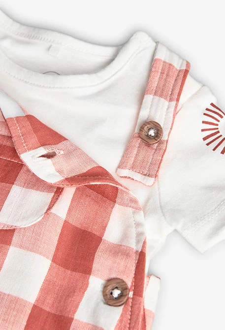 Conjunto combinado de malha para bebé menino em laranja e branco com design de xadrez.