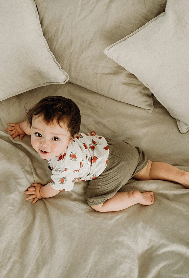 Conjunto de bebé menino de malha com estampado de t-shirt e calções em cores claras e castanhas