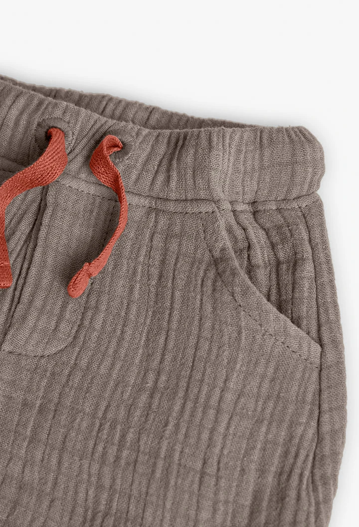 Ensemble pour bébé garçon en tricot avec un imprimé sur le t-shirt et des shorts dans des couleurs claires et marron.