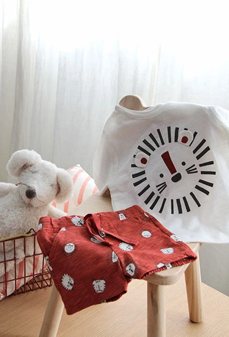 Conjunto de camiseta y shorts de punto para bebé niño en blanco con diseño de león