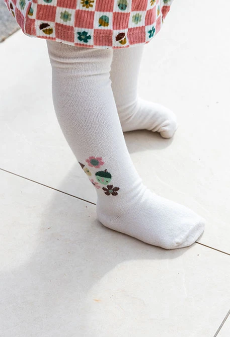 Collant bébé en tricot rose avec fleurs