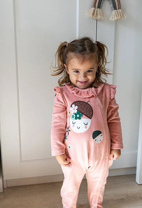Babygrow de veludo rosa para bebé