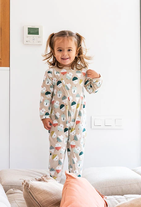 Velours-Babystrampler mit Tiermotiven in Beige