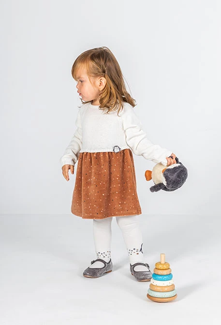 Weißes Strickkleid mit Pinguin-Motiv