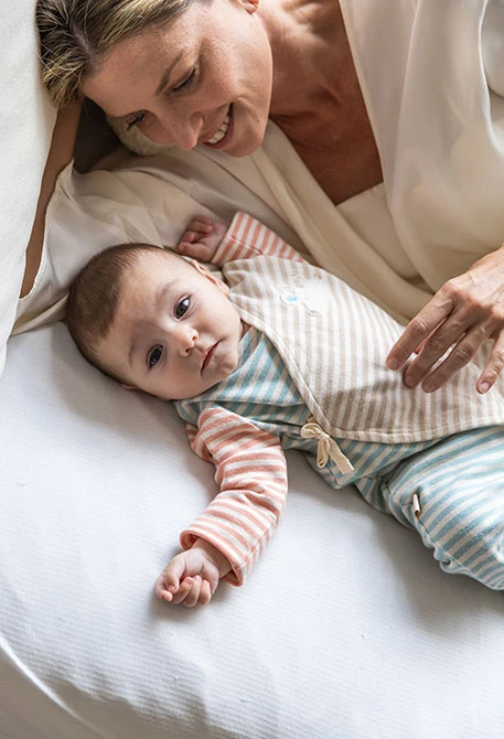 Gestreifter Babypyjama