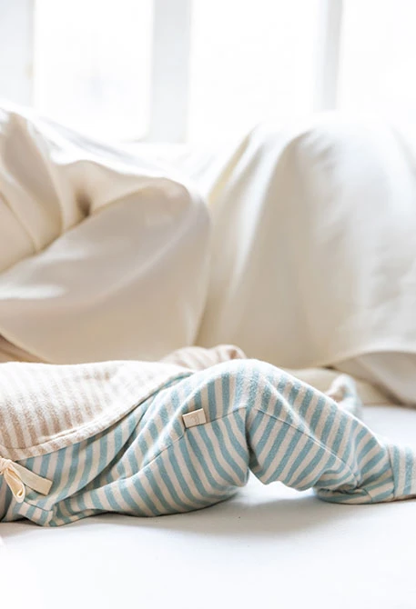 Gestreifter Babypyjama