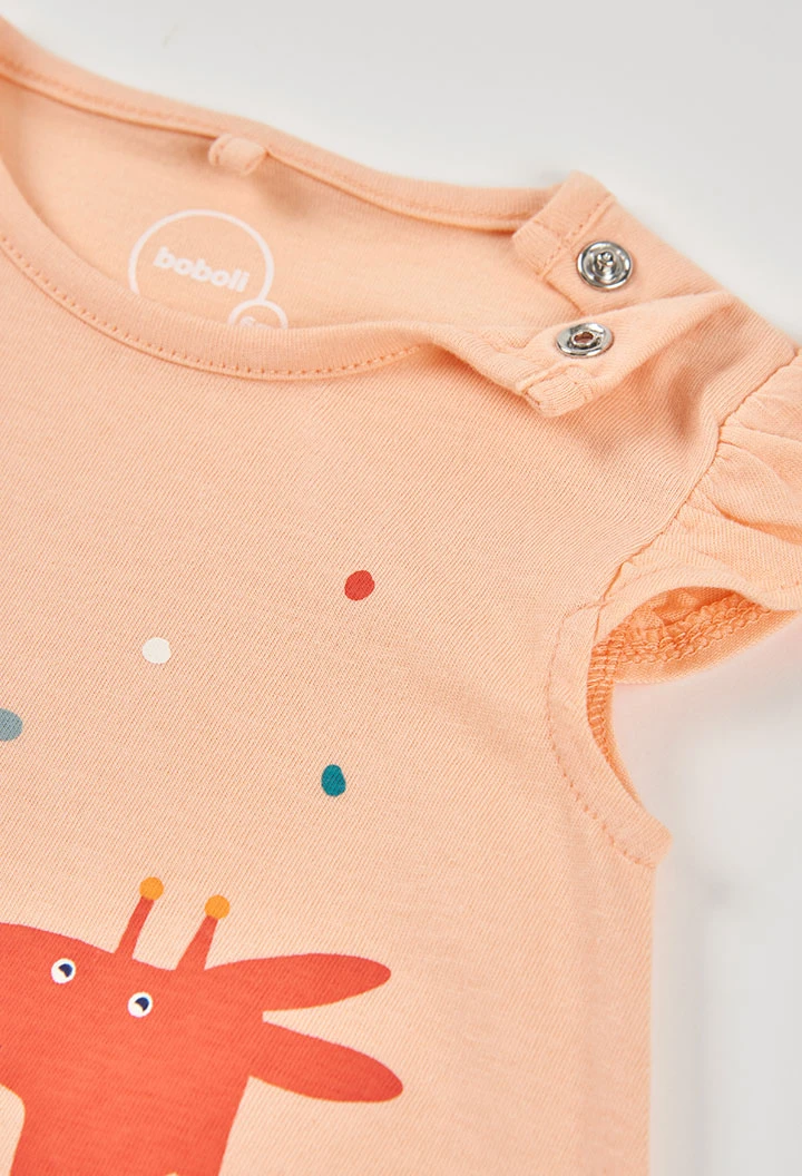 Baby-Strampler aus beige Baumwolle.