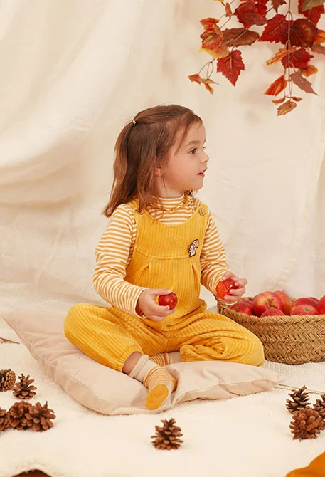 Conjunto de malha bebé amarelo com esquilo