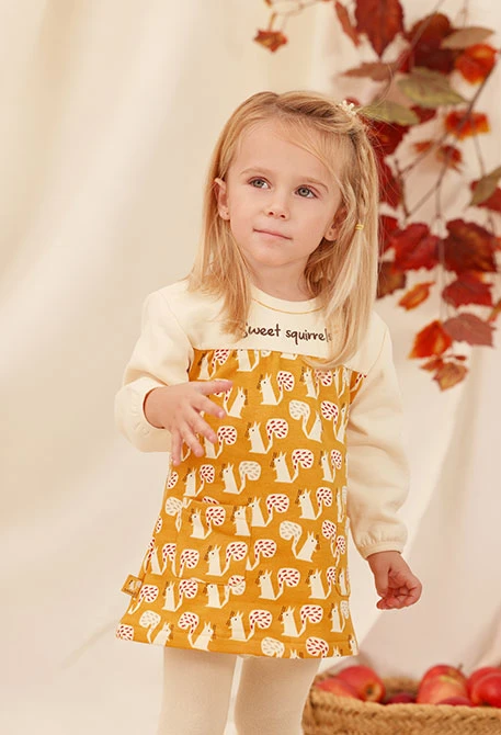 Vestit de pelfa per a nadó color mostassa estampat d\'esquirols