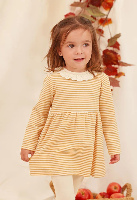 Vestido punto listado mostaza bebé con cuello encaje