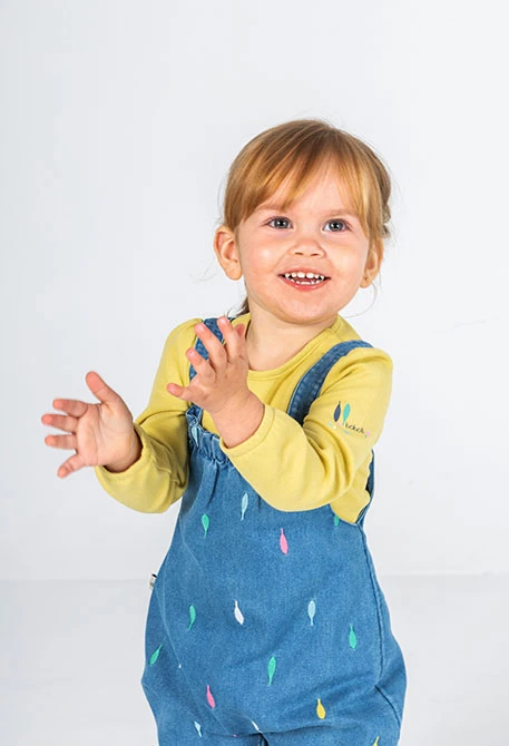 Conjunto denim bebé azul estampado hojas