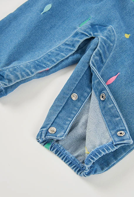 Blaues Denim-Set für Babymädchen mit Blattdruck