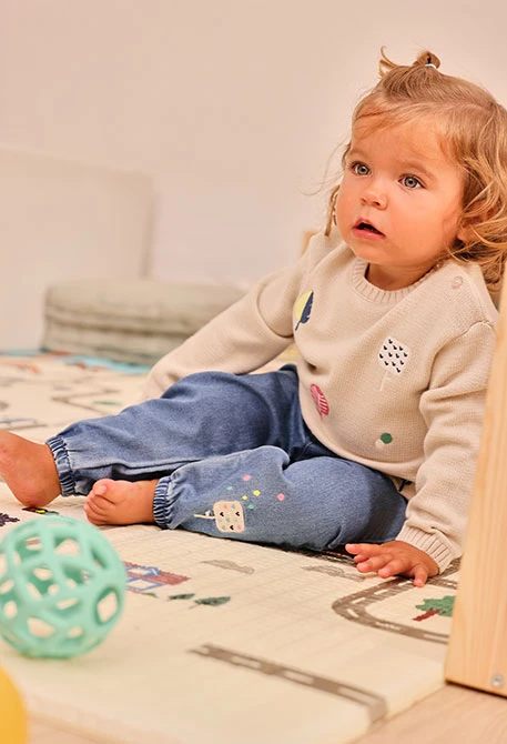 Maglione neonata beige ricamato con alberi