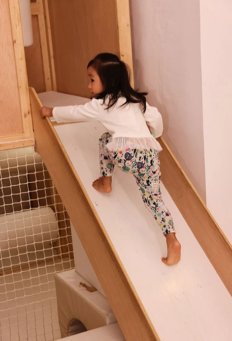 Completo in maglia neonata bambina bianco stampato alberi