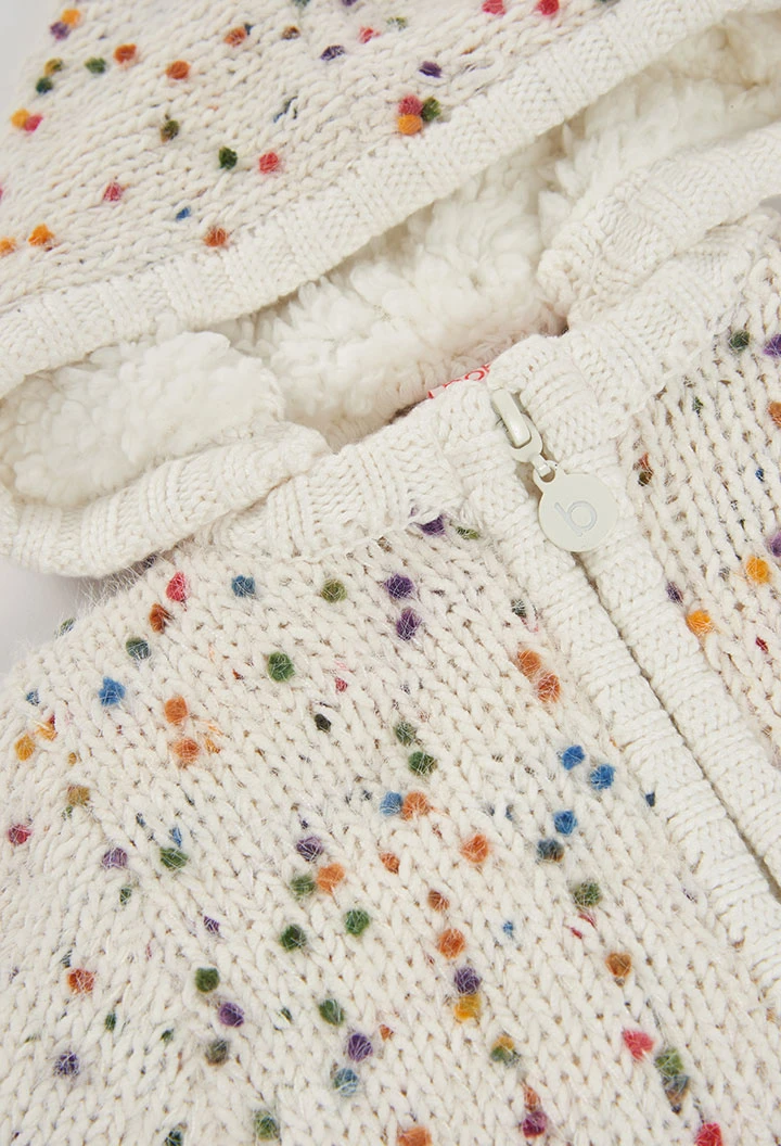 Strickjacke für Babymädchen in Weiß mit farbigen Punkten