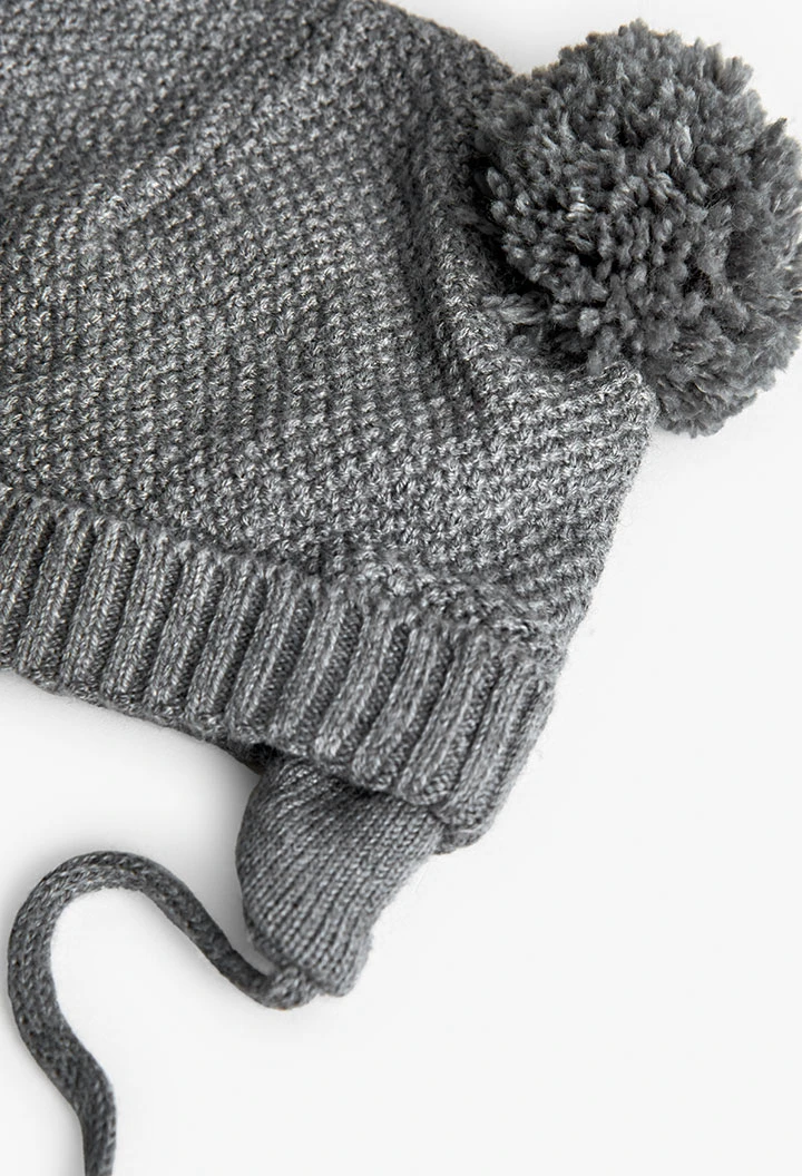 Bonnet gris pour bébé avec des pompons