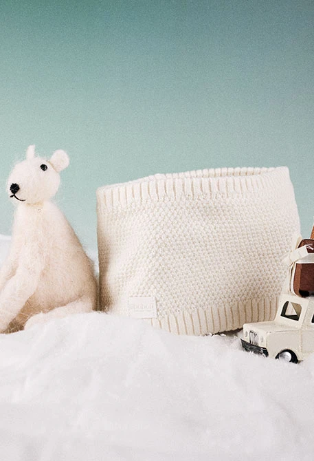 Weiße Strickschal für Babys