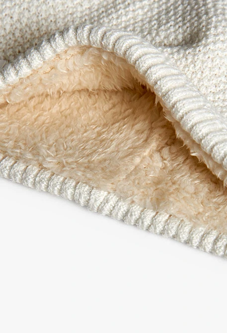 Weiße Strickschal für Babys