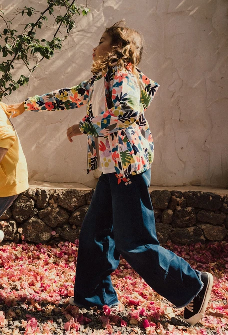 Casaco de felpa para bebé menina com estampado de flores.