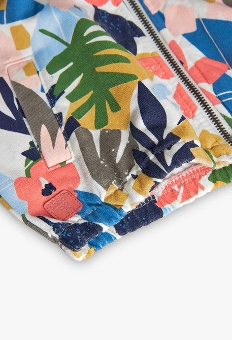 Casaco de felpa para bebé menina com estampado de flores.