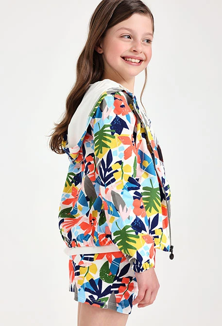 Casaco de felpa para bebé menina com estampado de flores.