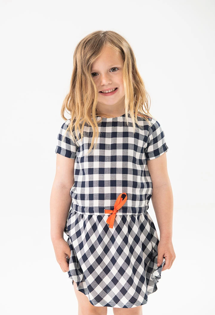 Vestito in viscosa per bambina con motivo a quadretti in colore navy.