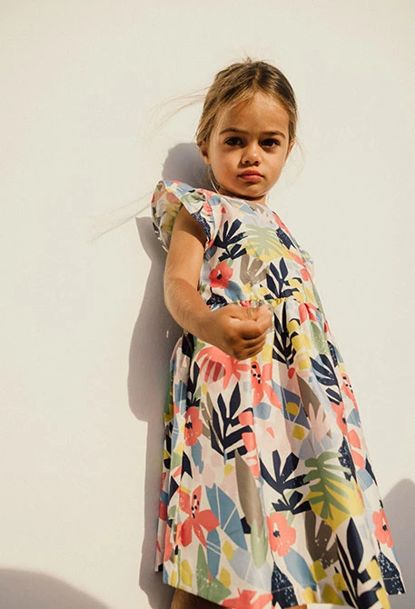 Vestido de cetim para bebé menina com estampado de flores