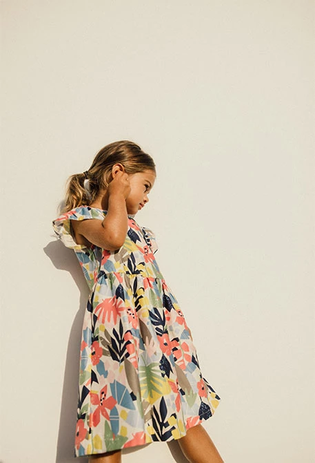 Vestido de cetim para bebé menina com estampado de flores