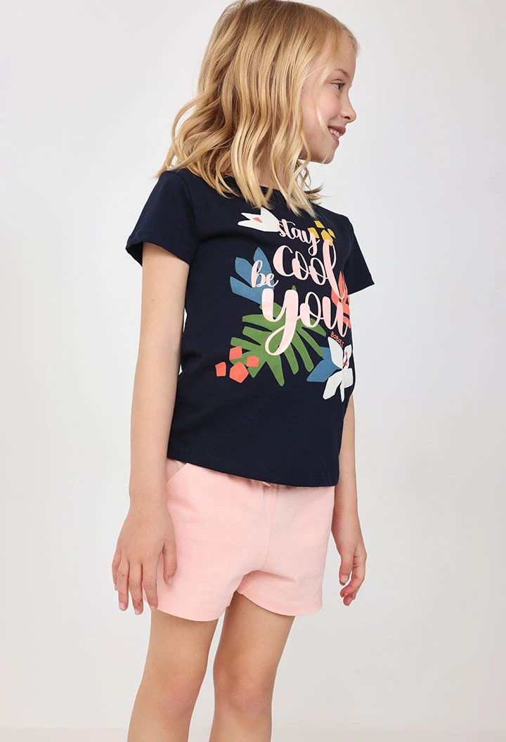 Set di maglietta e pantaloncini in maglia per neonata nei colori blu navy e rosa.
