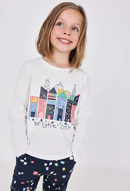 White knitted girl´s T-shirt with buildings