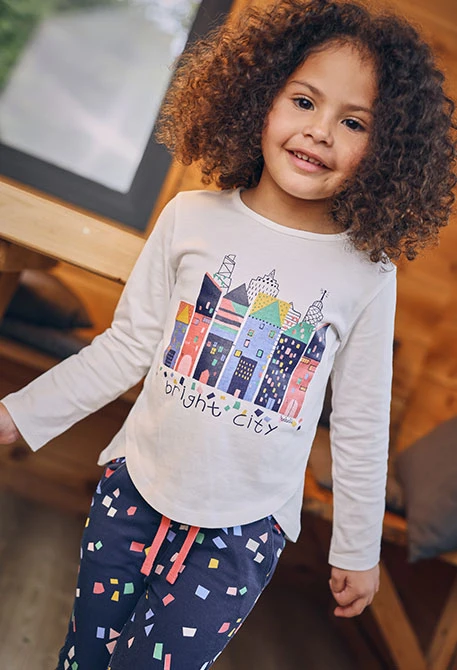 T-shirt menina de malha branca edifícios