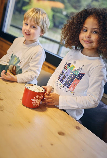 T-shirt menina de malha branca edifícios