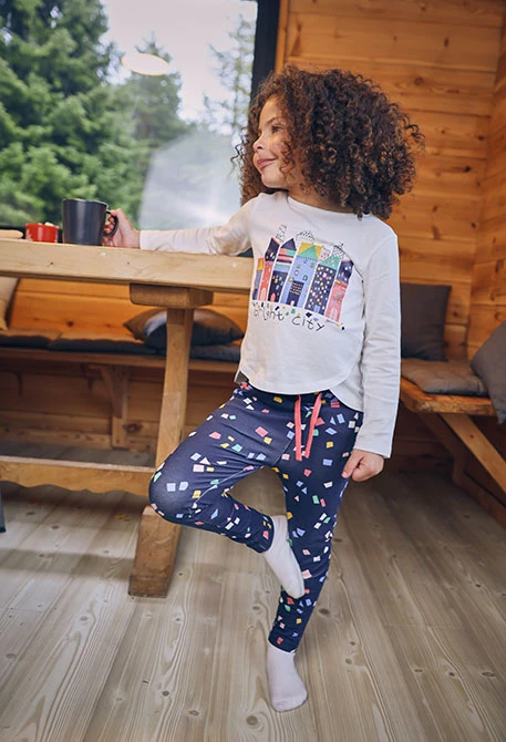 Girl´s fleece trousers with geometric patterns