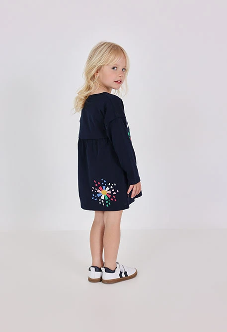 Robe en tricot bleu marine avec des fleurs