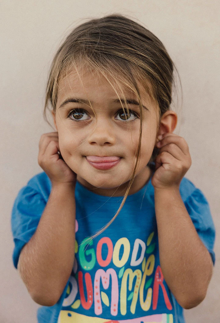Maglietta in maglia per bambina di colore blu.