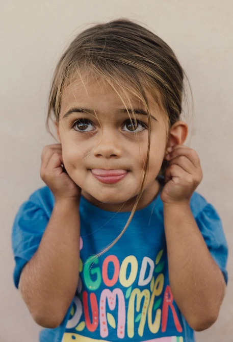 Maglietta in maglia per bambina di colore blu.