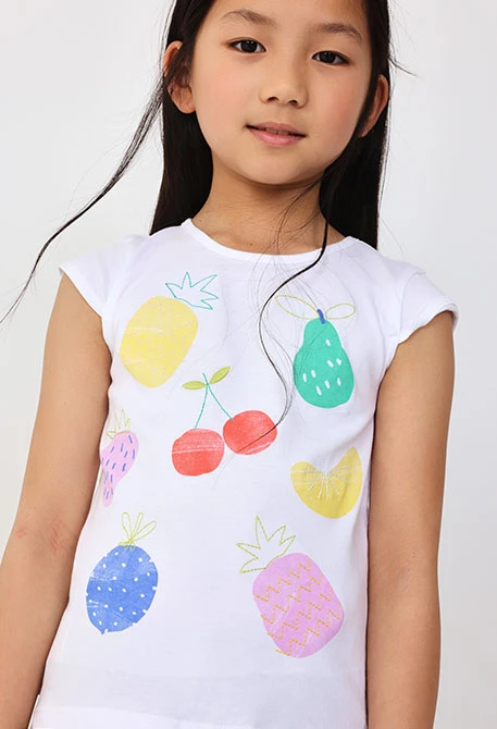 Maglietta a maglia per neonata in colore bianco con stampa di frutti