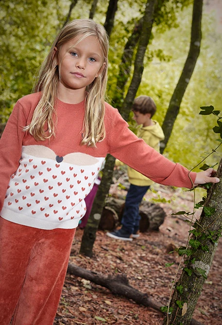 Orangefarbener Mädchenpullover mit Tier