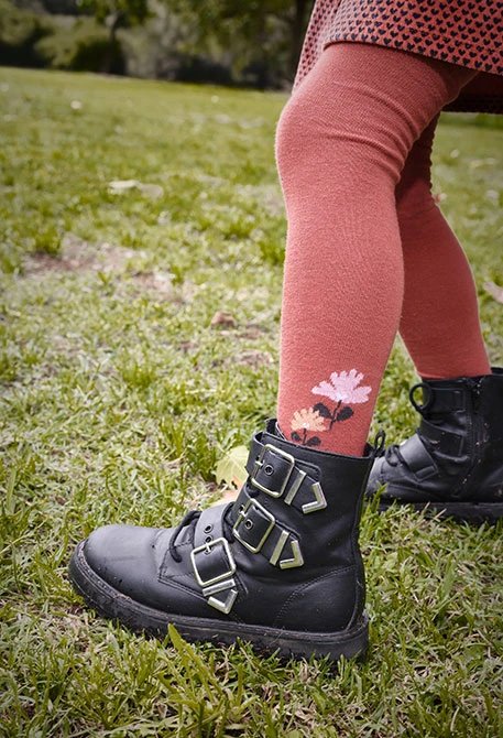 Orange gestrickte Strumpfhose mit Blumen