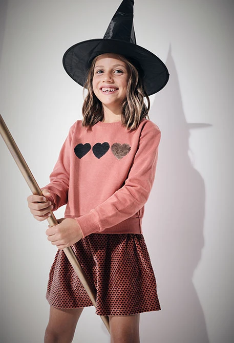 Orangenfarbenes Kleid mit Herzen