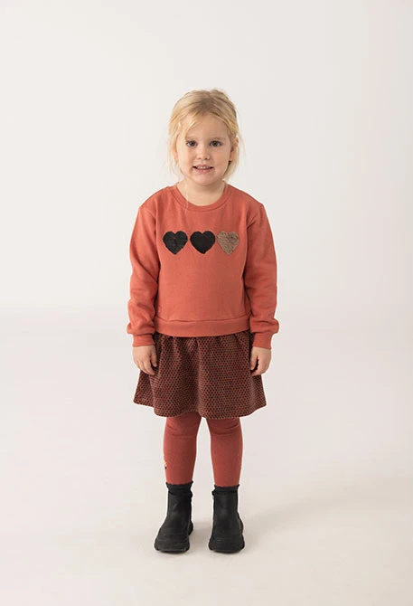 Orangenfarbenes Kleid mit Herzen