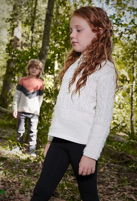 White knit girl´s jumper