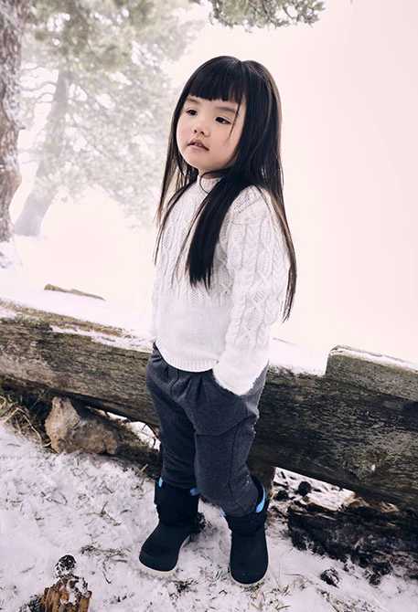 Girl´s dark grey knitted trousers