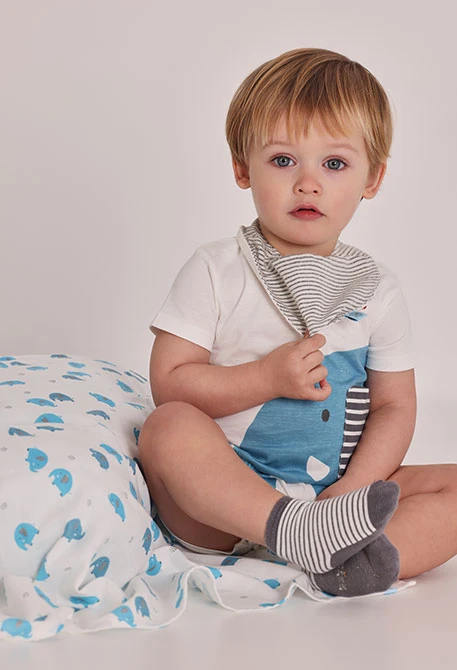 Pack de 2 bavoirs en coton imprimé pour bébé.